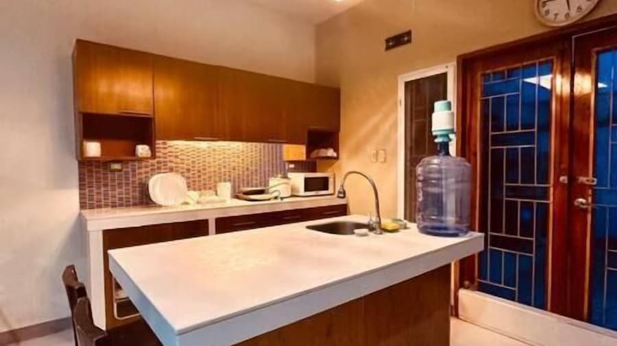 5 min to SM, Beside Landbank, max 6 pax