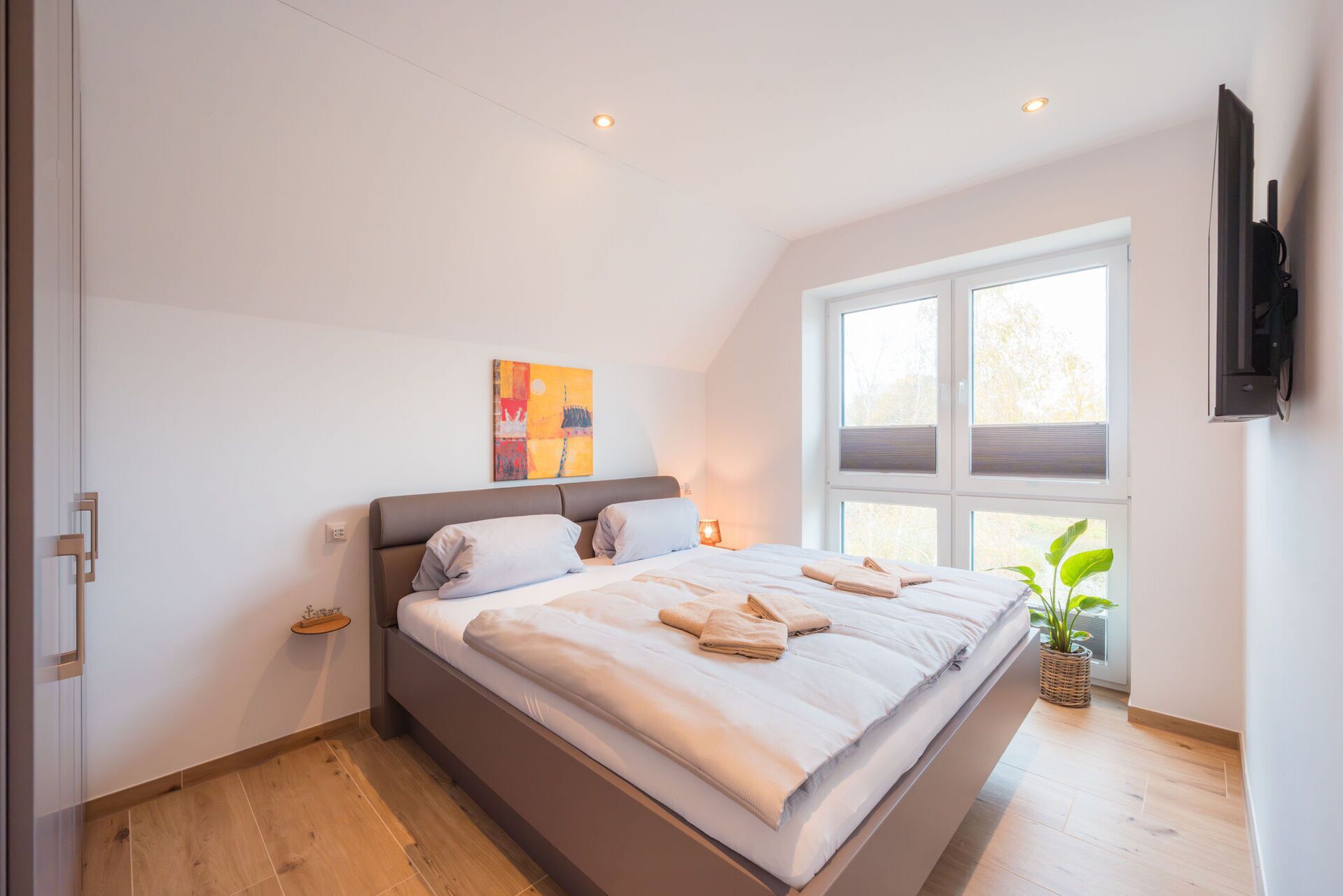 Een strijkplank/strijkijzer, reisbedje