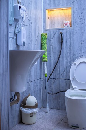 Bruser, hårtørrer, håndklæder, Sæbe