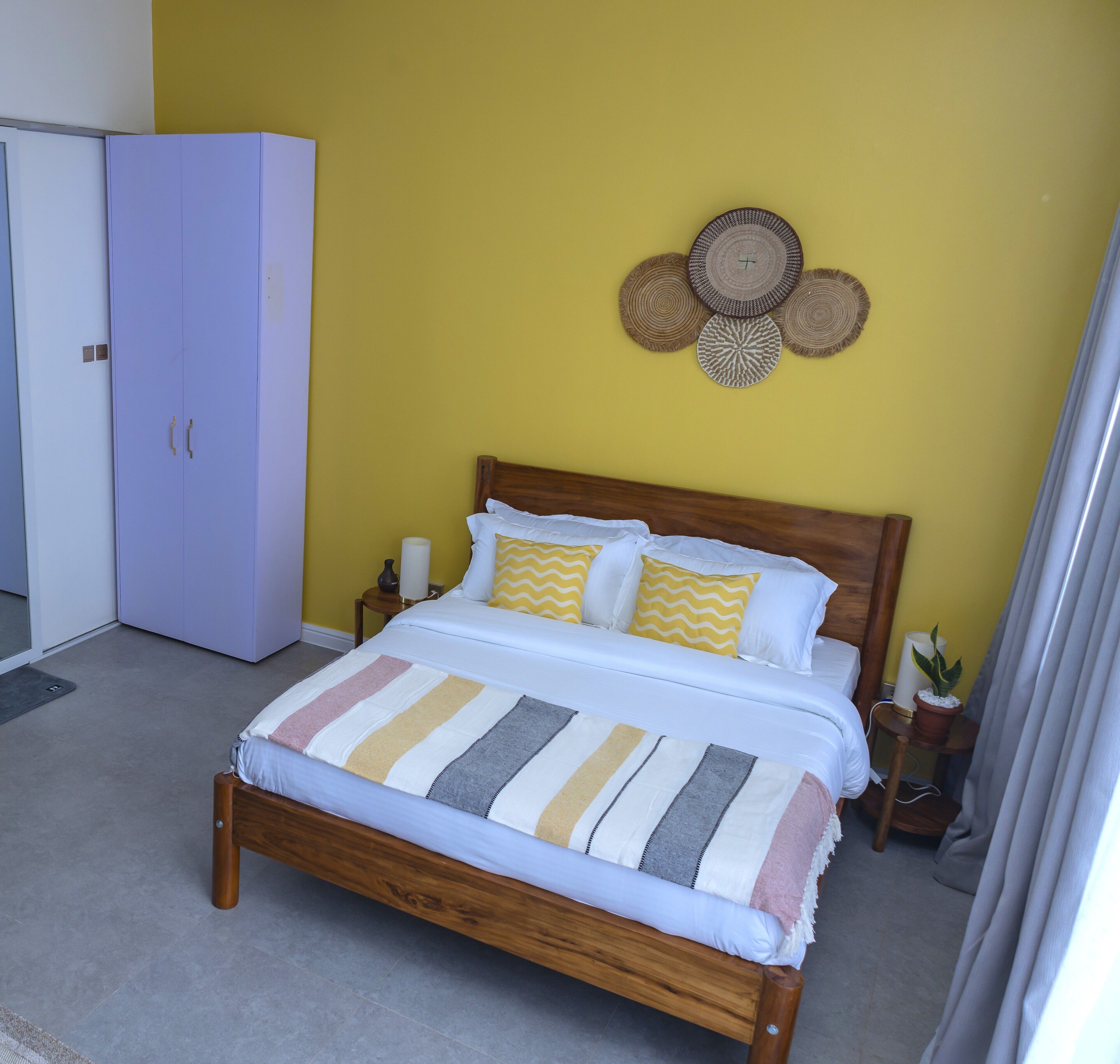 Tabla de planchar con plancha, wifi, ropa de cama