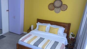 Tabla de planchar con plancha, wifi, ropa de cama