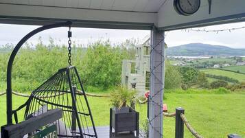 Cabin, 2 Bedrooms, Balcony, Garden View | Terrace/patio