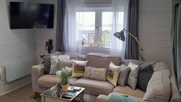 Cabin, 2 Bedrooms, Balcony, Garden View | Living room | Flat-screen TV, books