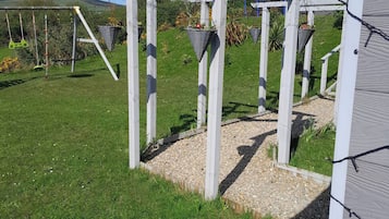 Hytte - 2 soveværelser - balkon - udsigt til have | Overnatningsstedets område