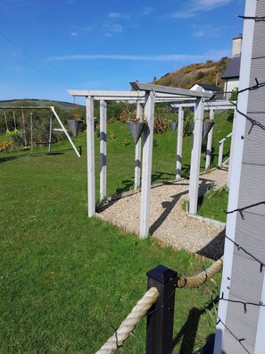 Hytte - 2 soveværelser - balkon - udsigt til have | Overnatningsstedets område