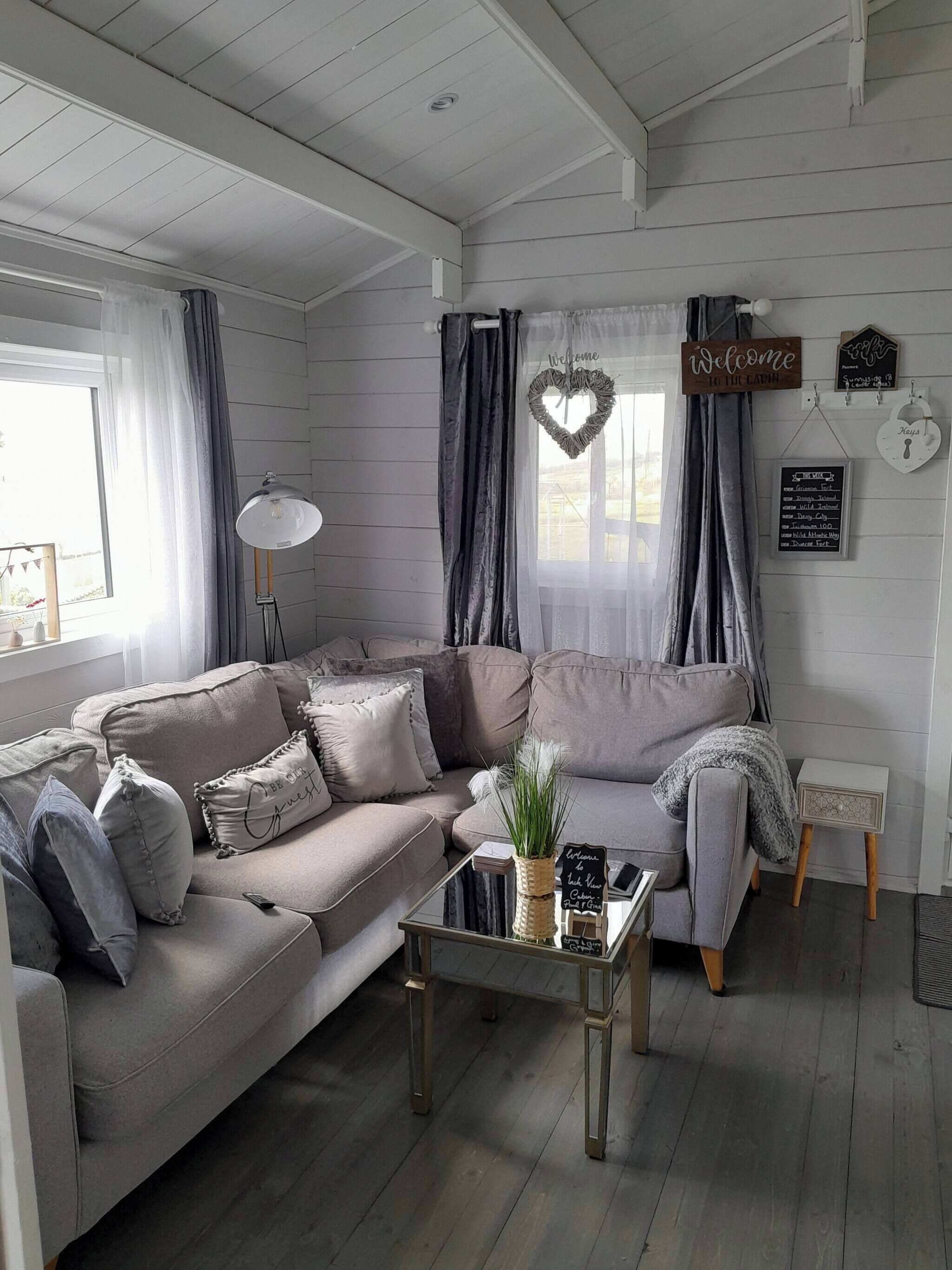 Hytte - 2 soveværelser - balkon - udsigt til have | Stue | Bøger