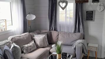 Hytte - 2 soveværelser - balkon - udsigt til have | Stue | Bøger