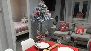 Cabaña, 2 habitaciones, balcón, vista al jardín | Comedor