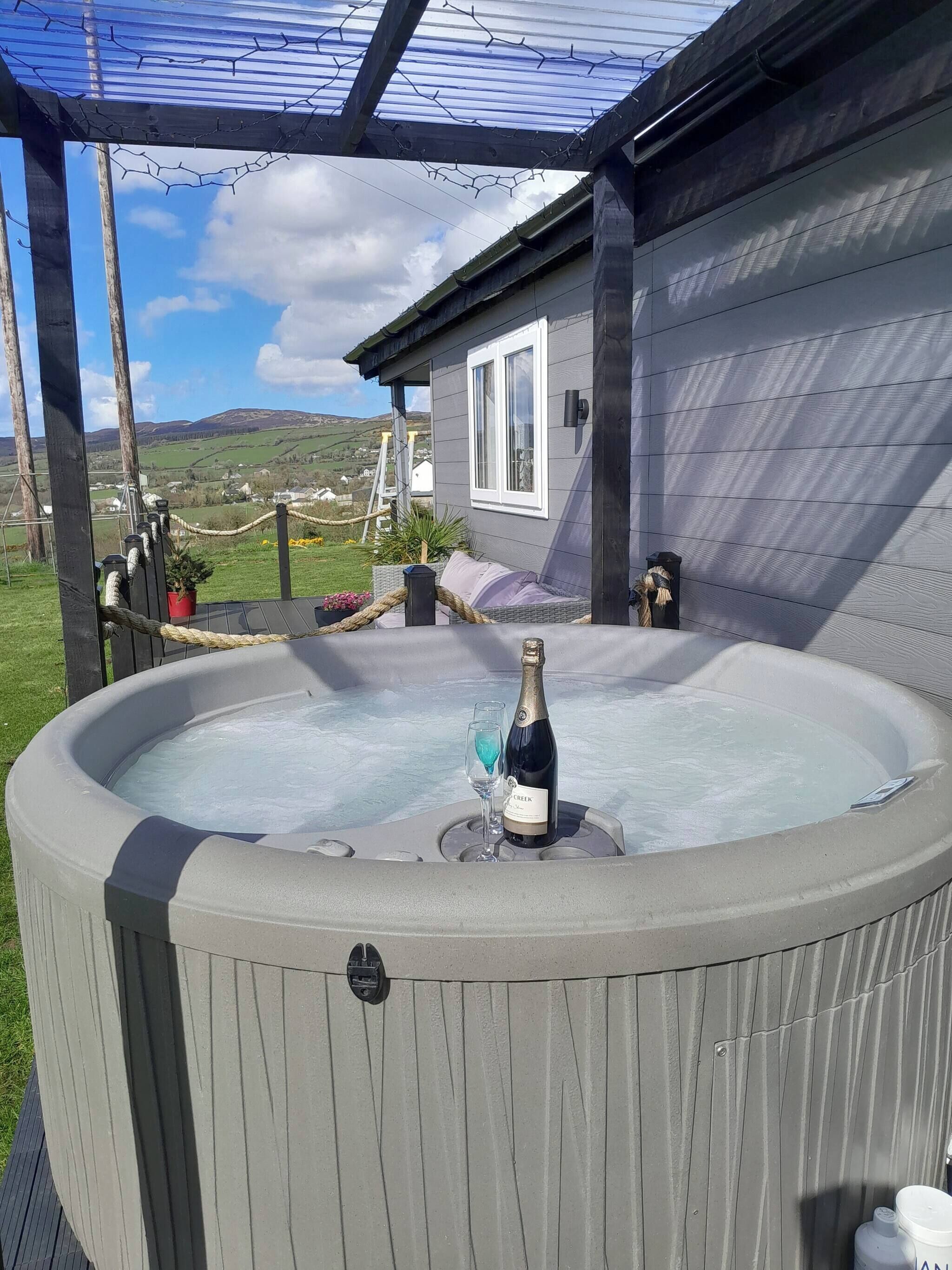 Hytte - 2 soveværelser - balkon - udsigt til have | Udendørs spabad