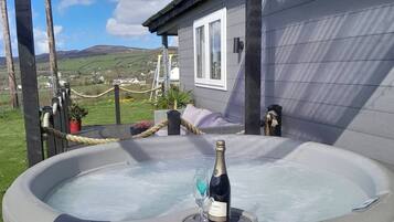 Hytte - 2 soveværelser - balkon - udsigt til have | Udendørs spabad