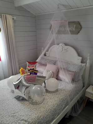 Cabin, 2 Bedrooms, Balcony, Garden View | 2 bedrooms - Inch View Cabin With Hot Tub & Sauna (Burnfoot)