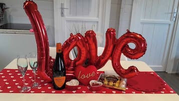 Hytte - 2 soveværelser - balkon - udsigt til have | Spiseområde