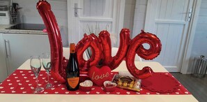 Hytte - 2 soveværelser - balkon - udsigt til have | Spiseområde