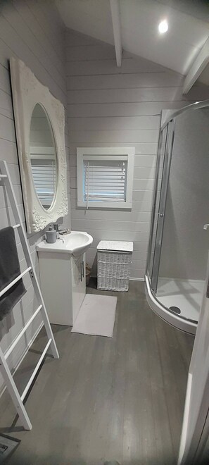 Cabaña, 2 habitaciones, balcón, vistas al jardín | Baño | Albornoces y papel higiénico