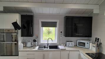 Cabaña, 2 habitaciones, balcón, vista al jardín | Interior