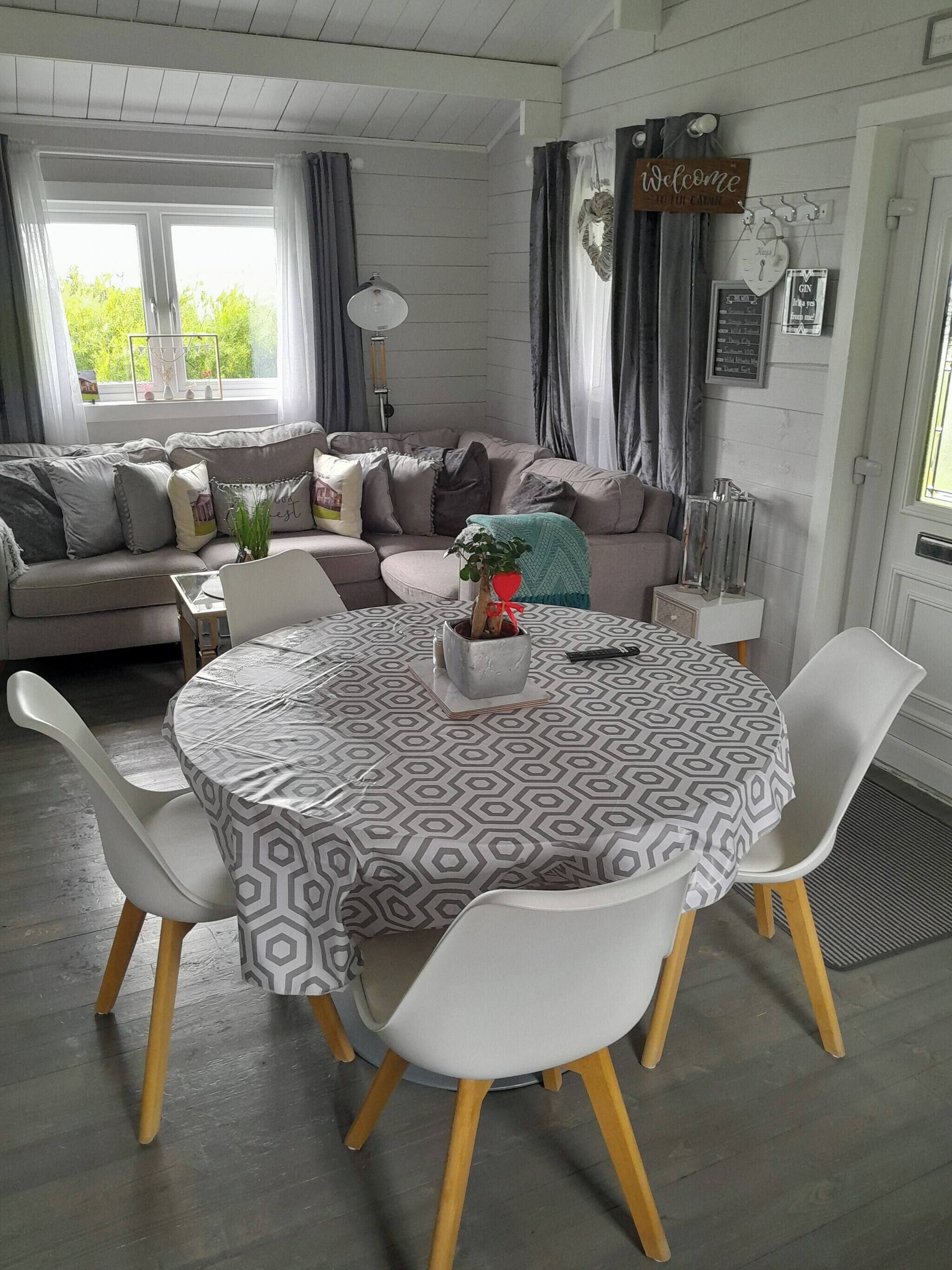 Hytte - 2 soveværelser - balkon - udsigt til have | Spisestue