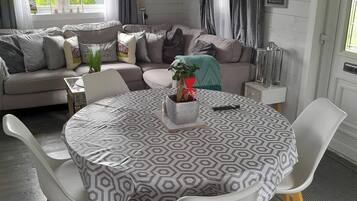 Hytte - 2 soveværelser - balkon - udsigt til have | Spisestue