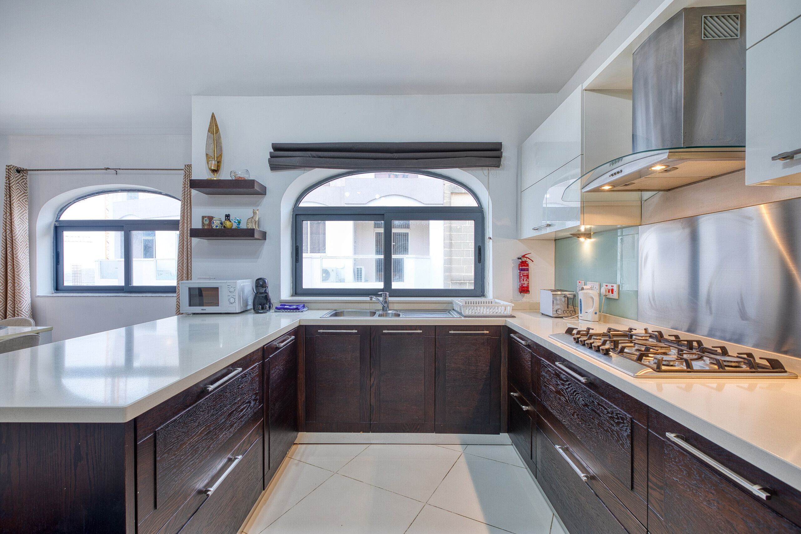 Een koelkast, een magnetron, een oven, een vaatwasser