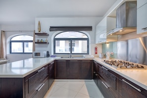 Kylskåp, mikrovågsugn, ugn och diskmaskin