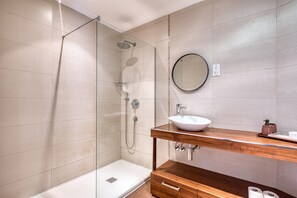 Shower, hair dryer, towels, soap - Bright, modern & spacious 3 bedroom flat MMIC1-1 (St Julian's)