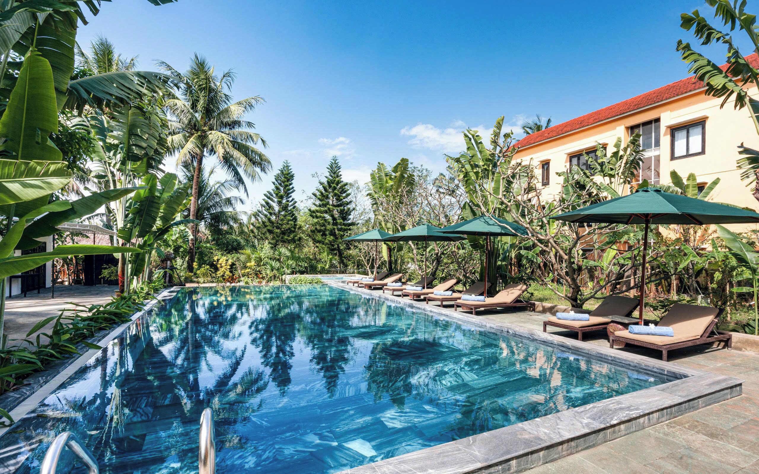 Outdoor pool, pool umbrellas, sun loungers