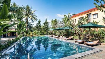 Outdoor pool, pool umbrellas, sun loungers