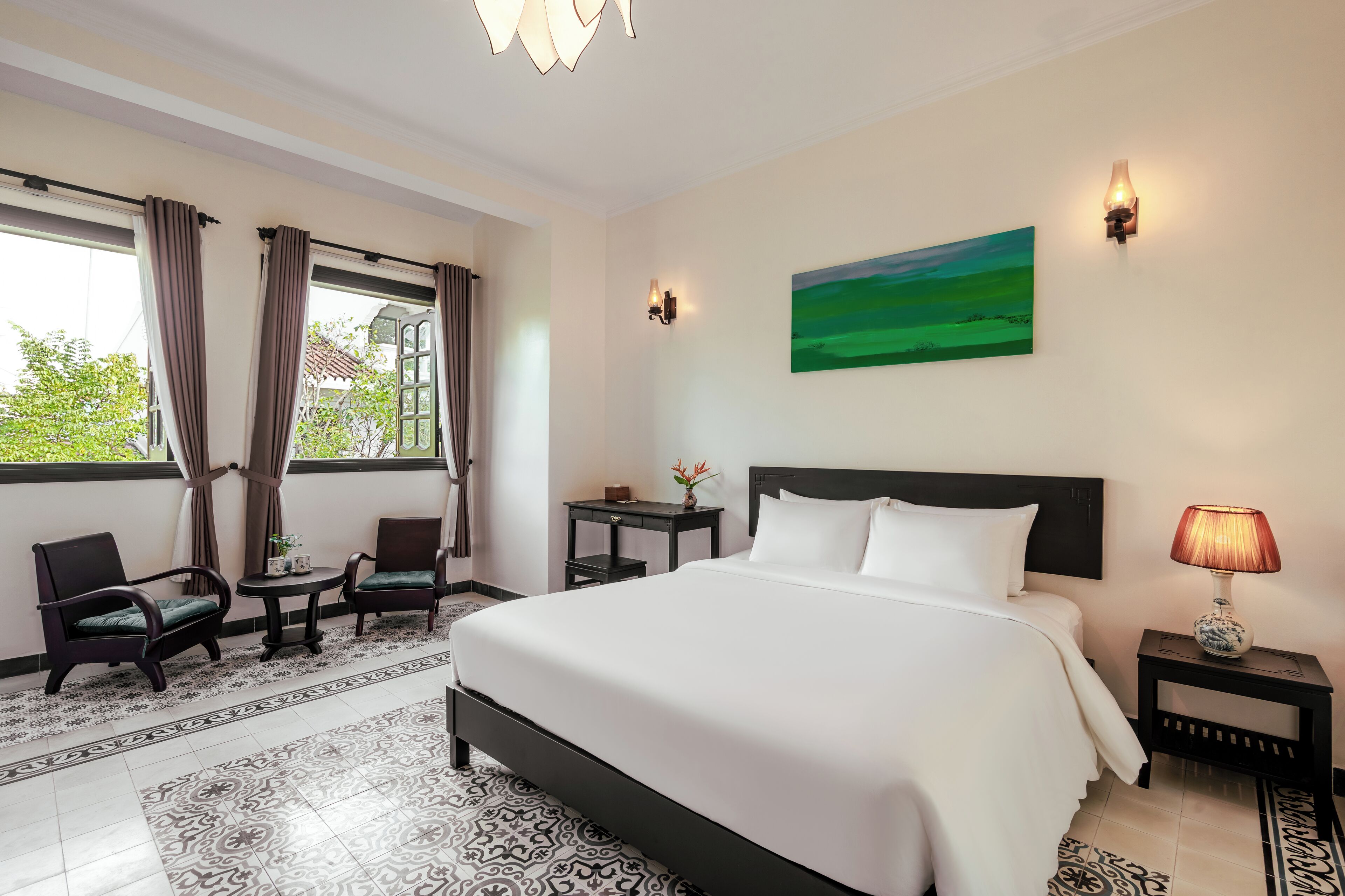 Kahden hengen deluxe-huone | Tallelokero huoneessa, kannettavalle tietokoneelle sopiva työtila