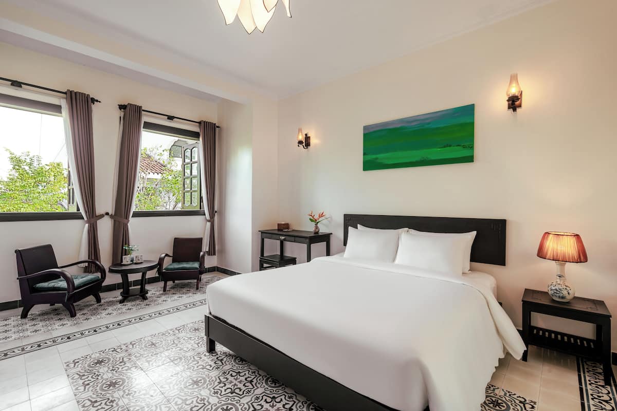 Kahden hengen deluxe-huone | Tallelokero huoneessa, kannettavalle tietokoneelle sopiva työtila