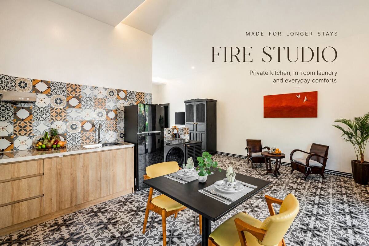 Deluxe Studio, 1 King Bed, Patio | Private kitchen | Microwave, paper towels