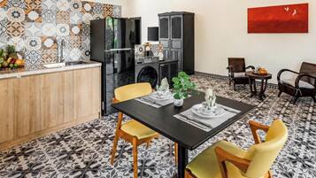 Deluxe Studio, 1 King Bed, Patio | Private kitchen | Microwave, paper towels