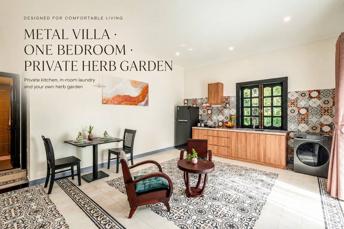 Deluxe Villa, 1 Bedroom, Garden View | Private kitchen | Microwave, paper towels