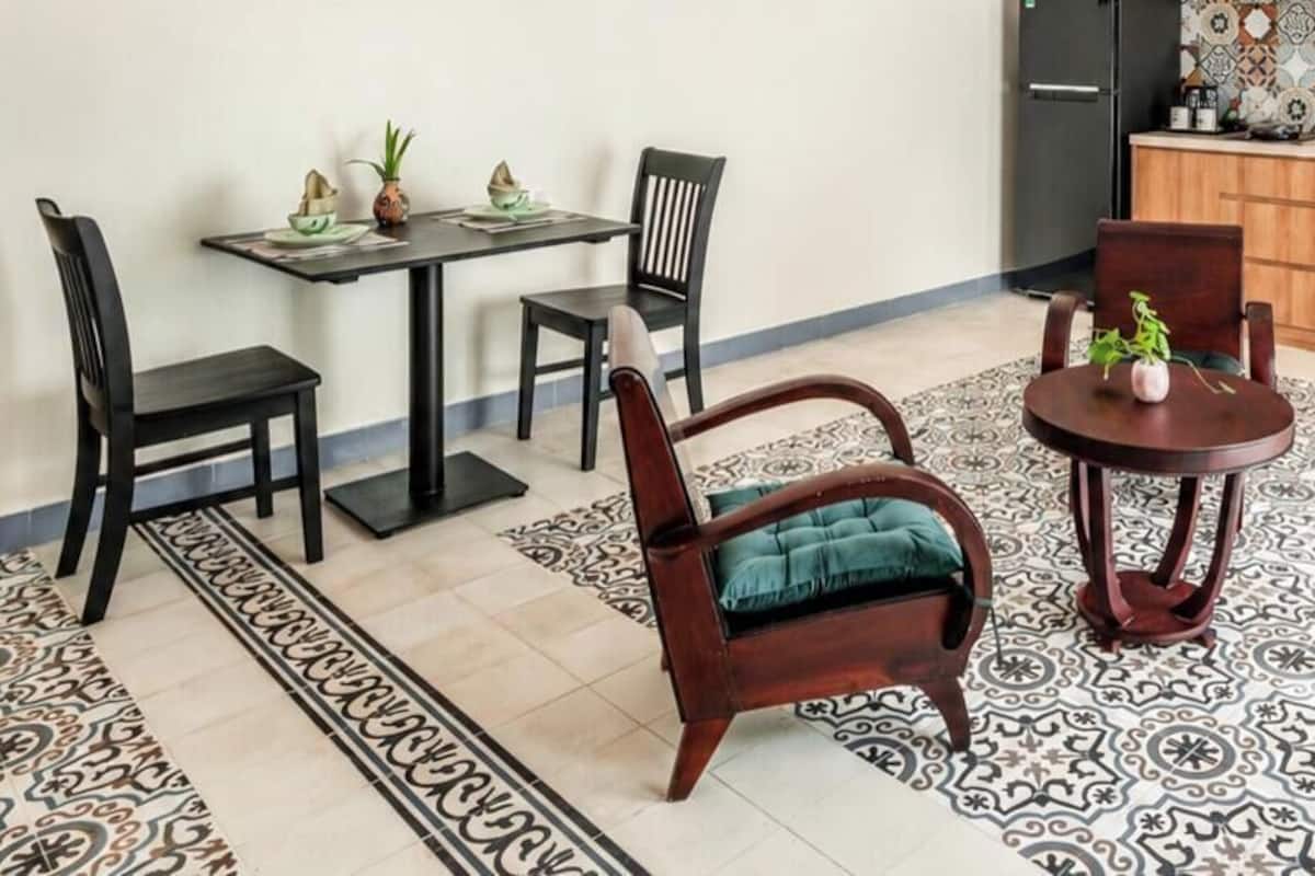 Deluxe Villa, 1 Bedroom, Garden View | Private kitchen | Microwave, paper towels