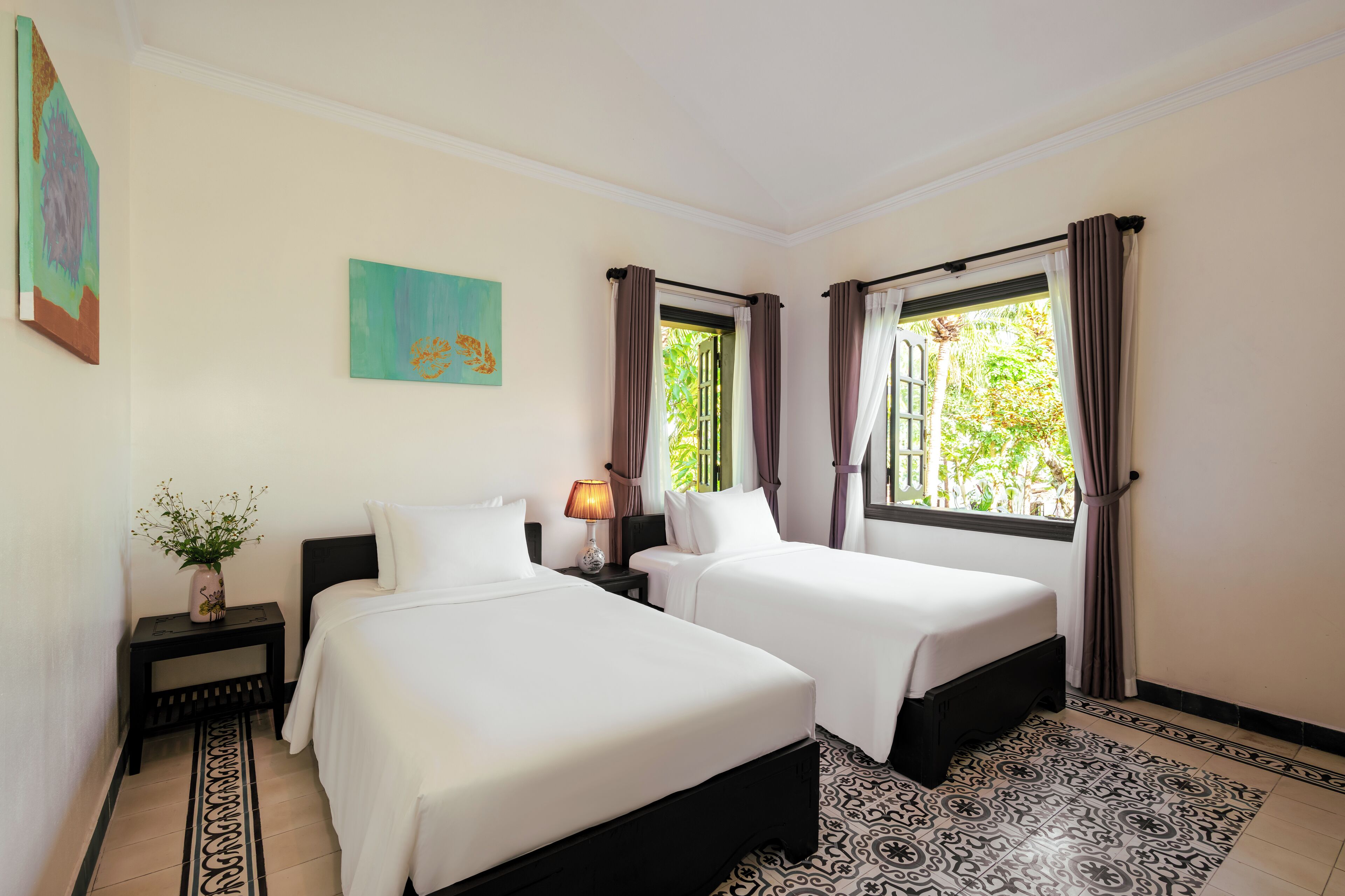 Kahden hengen standard-huone (kaksi sänkyä), näköala puutarhaan | Kylpyhuone | Suihku, ilmaiset hygieniatuotteet, hiustenkuivaaja, tohvelit