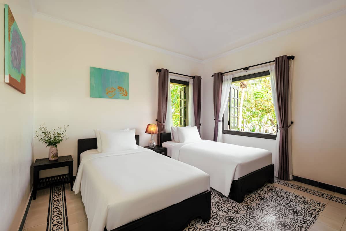 Kahden hengen standard-huone (kaksi sänkyä), näköala puutarhaan | Kylpyhuone | Suihku, ilmaiset hygieniatuotteet, hiustenkuivaaja, tohvelit