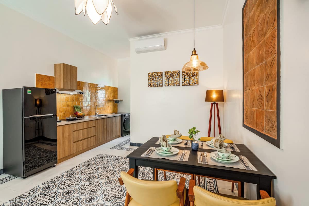 Huvila | Tallelokero huoneessa, kannettavalle tietokoneelle sopiva työtila