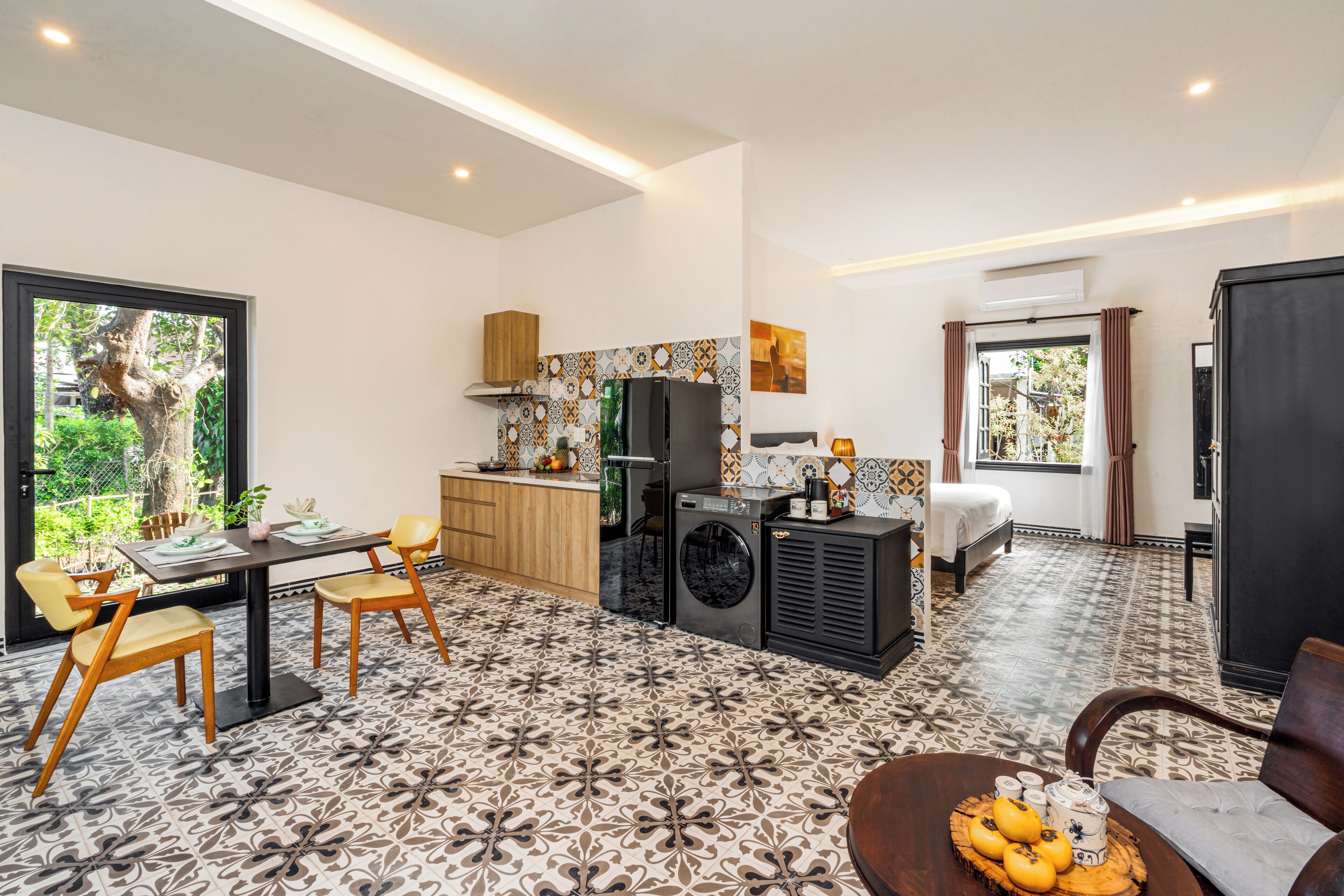 Kahden hengen huone, 1 suuri parisänky, patio | Oleskelualue | Älytelevisio