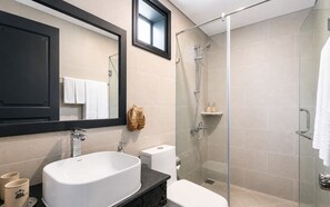 Shower, free toiletries, hair dryer, slippers - MUCA Hoian Co-living & Work Retreat (Hoi An)