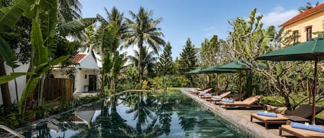2 hồ bơi ngoài trời, dù/ô trên bãi biển/hồ bơi, ghế dài tắm nắng