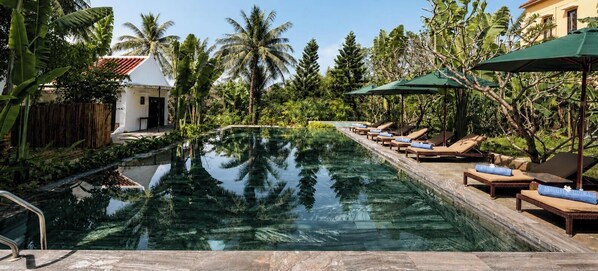2 udendørs pools, åben fra kl. 06.00 til kl. 19.00, parasoller