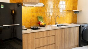 Deluxe Villa, 2 Bedrooms, Garden View | Dapur peribadi | Ketuhar gelombang mikro, tisu 