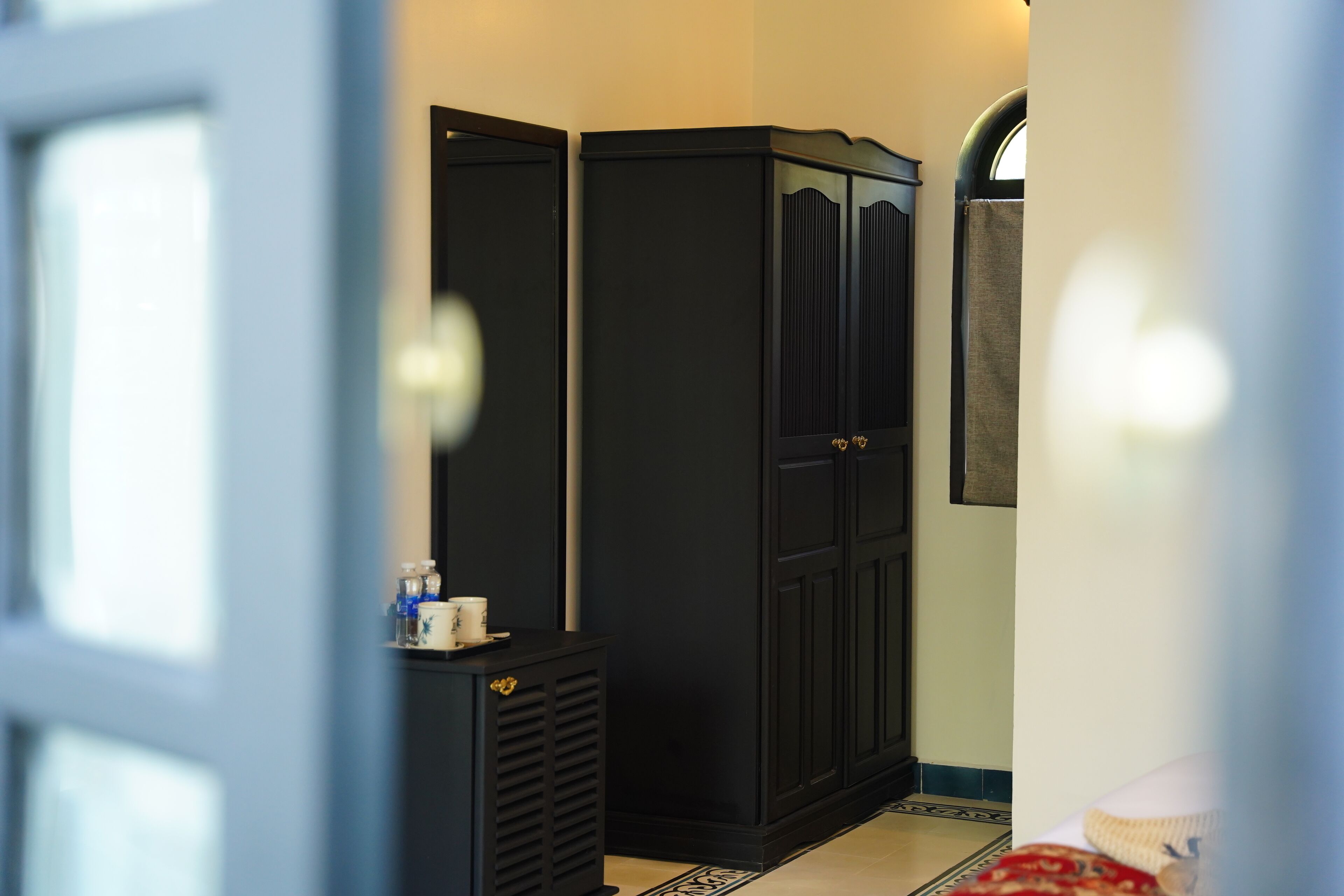 Kahden hengen deluxe-huone (kaksi sänkyä), näköala puutarhaan | Tallelokero huoneessa, kannettavalle tietokoneelle sopiva työtila