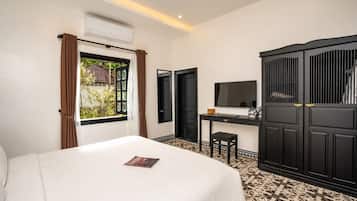 Deluxe Studio, 1 King Bed, Patio | Garden view