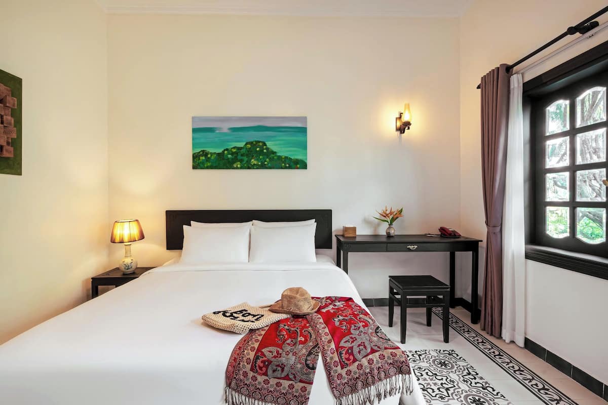 Kahden hengen standard-huone, näköala puutarhaan | Tallelokero huoneessa, kannettavalle tietokoneelle sopiva työtila