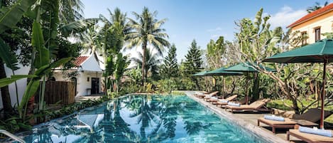 Piscina externa, guarda-sóis, espreguiçadeiras