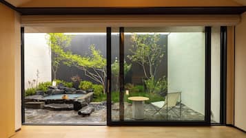 Habitación cuádruple familiar, 1 habitación, no se aceptan mascotas, vista al patio | Vista al patio