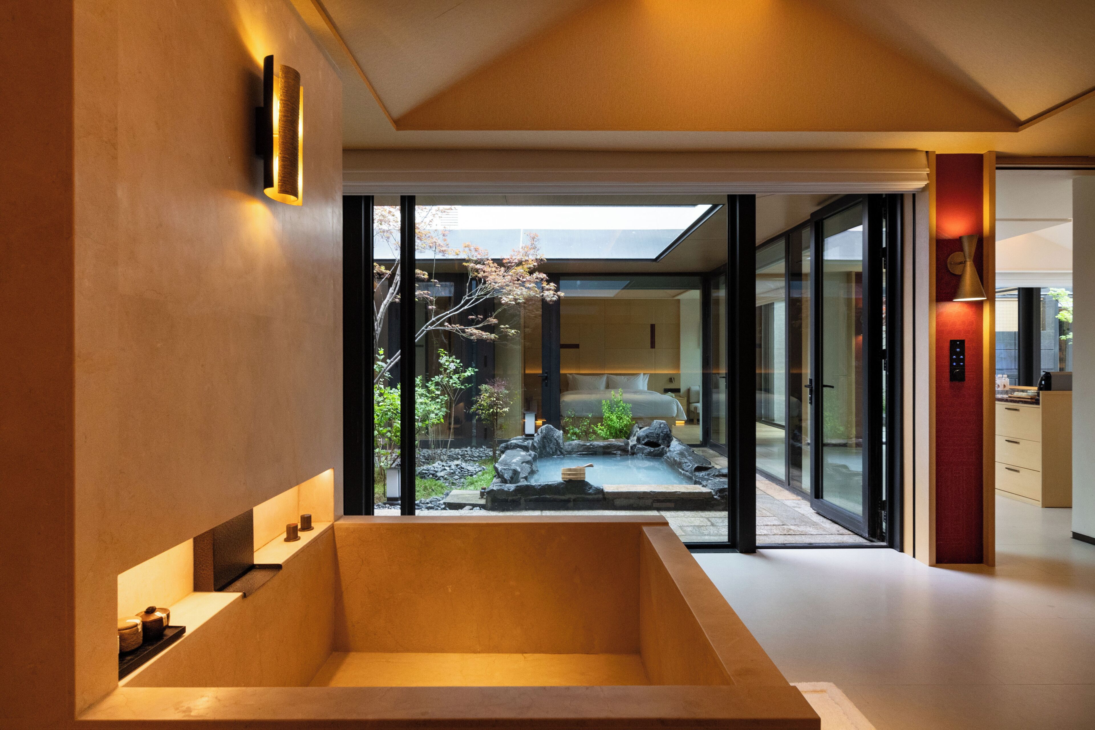 Suite Luxe, 2 chambres, animaux de compagnie interdits, vue cour intérieure | Salle de bain | Baignoire et douche séparées, articles de toilette gratuits