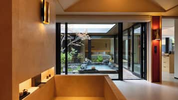 Suíte superluxo, 2 quartos, não aceita animais de estimação, vista para o pátio | Banheiro | Banheira e chuveiro separados, produtos de toalete grátis