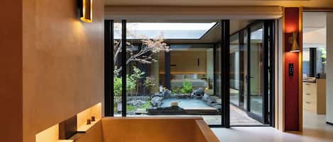 奢華套房, 2 間臥室, 不可攜帶寵物, 庭園景觀 | 浴室 | 獨立浴缸和淋浴設備、免費盥洗用品、吹風機、毛巾