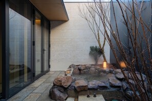 Familie-studiosuite, 1 kingsize-seng, kjæledyr tillatt, bakgårdsutsikt | Utsikt mot gårdsplass