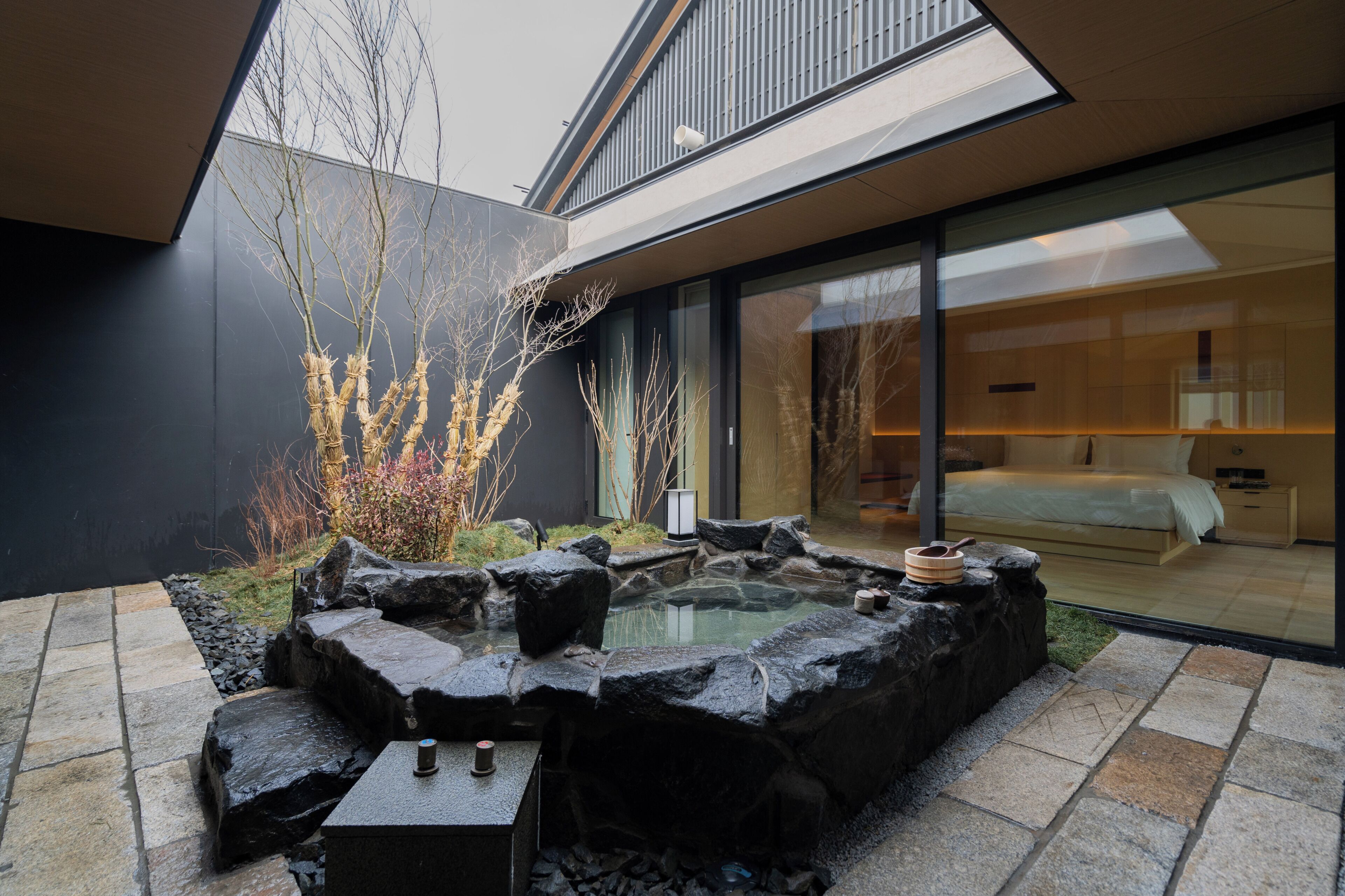 إطلالة على الفناء